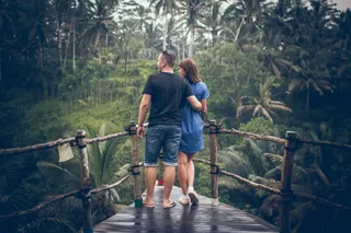 一男一女站在吊桥上