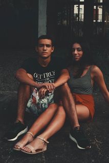 一男一女坐在人行道上