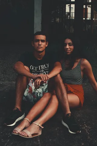 一男一女坐在人行道上