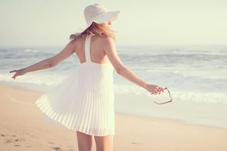 戴帽子穿夏装的女人