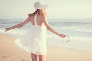 戴帽子穿夏装的女人