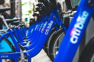 蓝色花旗自行车停车场