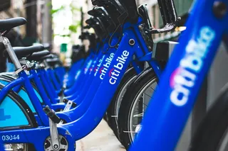 蓝色花旗自行车停车场