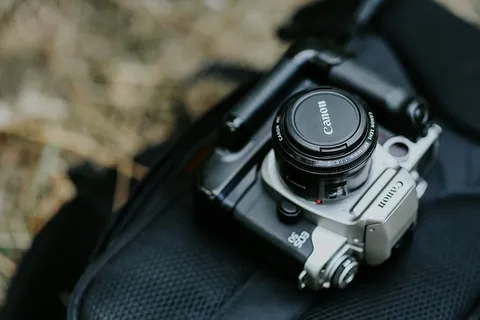 摄影师为一位美丽的年轻女子拍照