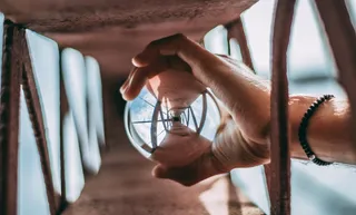 拿着玻璃镜片的人