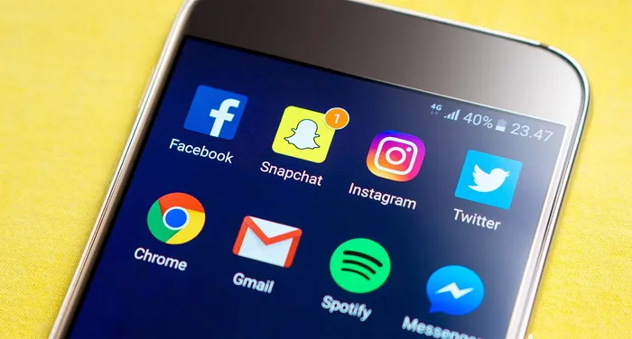 开启金色android智能手机、智能手机、屏幕、社交媒体、snapchat、facebook、instagram、图标