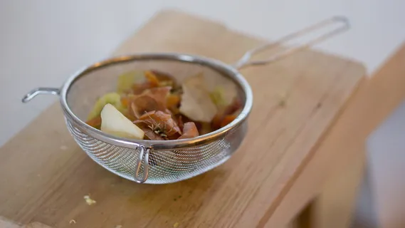 滤渣器,烹饪,食物,食物准备,洋葱,汤,桌子,木板 滤渣器,烹饪,食物,食物准备,洋葱,汤,桌子,木板