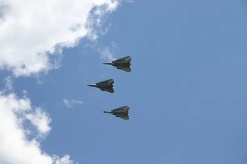 军用飞机飞机高速飞机蓝色天空飞机