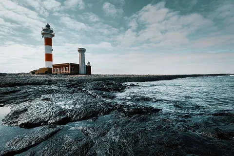 灯塔,海洋,白天,海洋,水,天空,岩石,建筑 灯塔,海洋,白天,海洋,水,天空,岩石,建筑