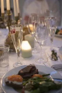 食品和饮料,玻璃,点心,饮料,桌子,食品,酒杯,酒精 食品和饮料,玻璃,点心,饮料,桌子,食品,酒杯,酒精