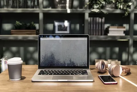木质书桌上的Macbook Pro 木质书桌上的Macbook Pro