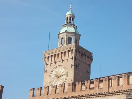 torre,意大利博洛尼亚市,建筑外观,建筑,建筑结构,塔楼,低角度视图 torre,意大利博洛尼亚市,建筑外观,建筑,建筑结构,塔楼,低角度视图