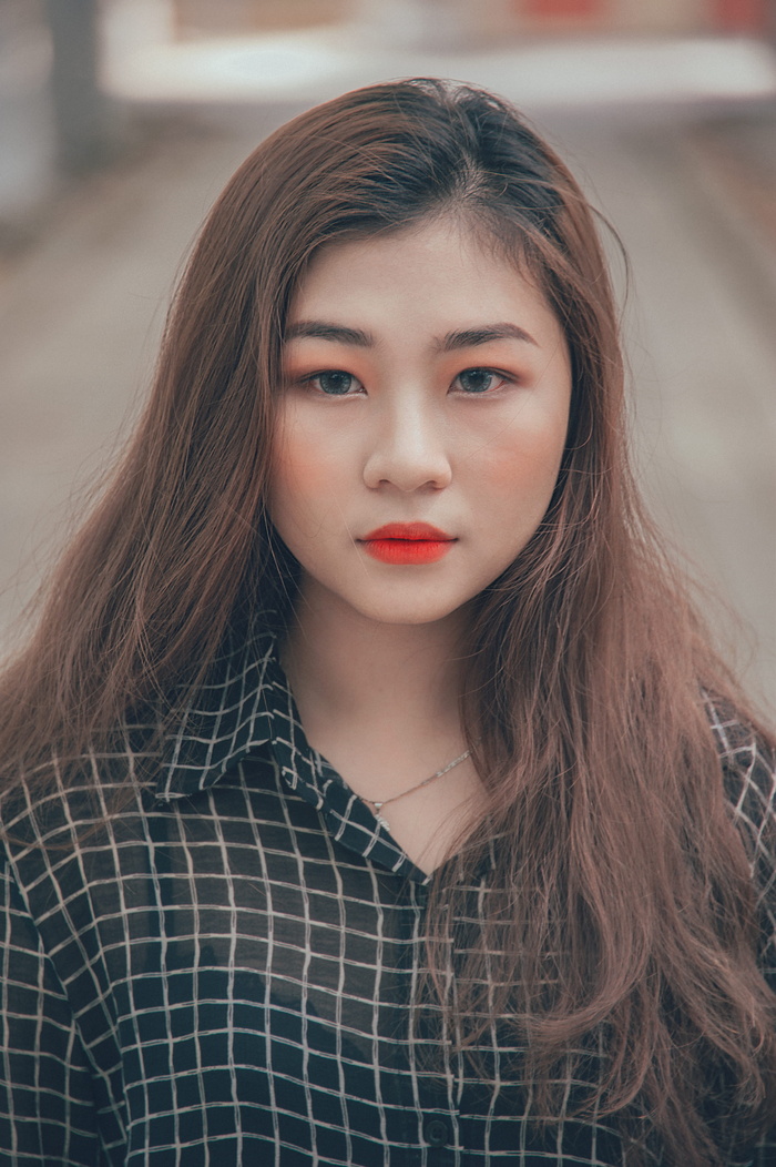 黑色和白色系扣衬衫的女人