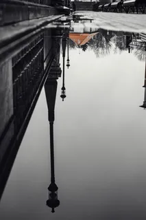 道路上灯柱在水面上的反射 道路上灯柱在水面上的反射