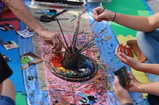 带画笔的圆形罐