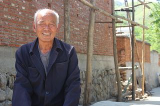 老人，乡村，乡村，微笑，一个人，肖像，看着相机，前视图