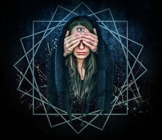 照片展示了女人、眼睛、前额插图、第三只眼、精神、直觉、符号、冥想