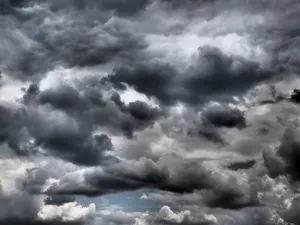 鸟瞰照片积云白色灰色云层天空阴沉