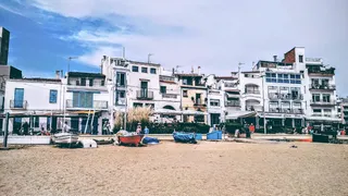 船附近的白色混凝土建筑