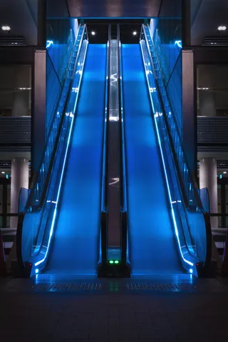 城市景观，城市，自动扶梯，工程，技术，电梯，游人，蓝色