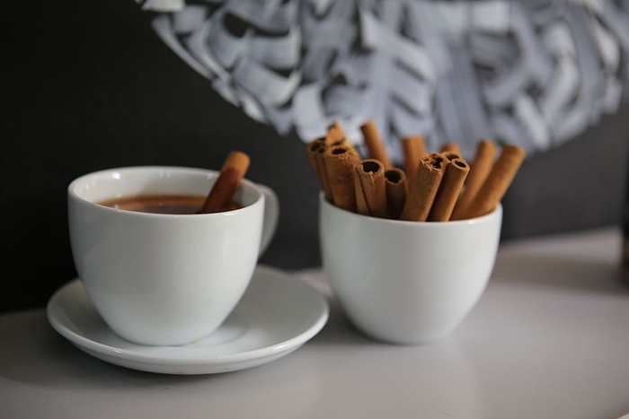 两个白色陶瓷杯上的巧克力棒