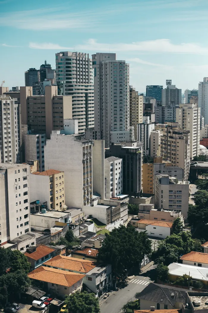 灰色和棕色混凝土建筑