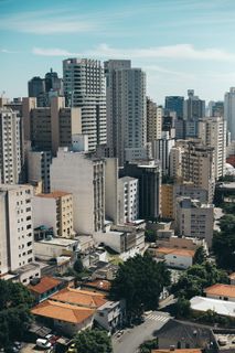 灰色和棕色混凝土建筑