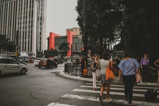 过马路的人