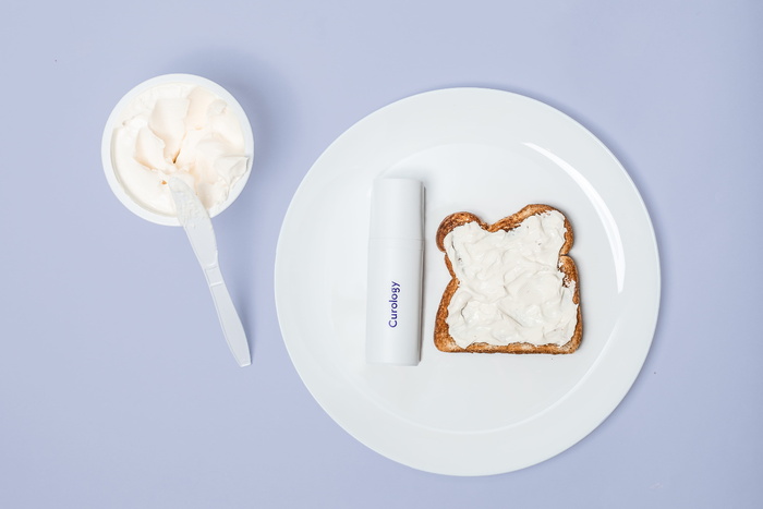 白盘子，奶油，食物，甜点，奶油，勺子，餐具，凝乳