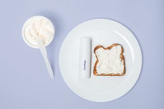 白盘子，奶油，食物，甜点，奶油，勺子，餐具，凝乳