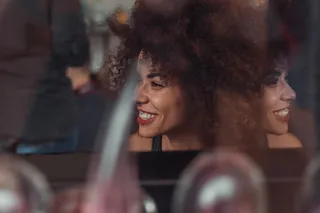 身穿黑色上衣微笑的女子