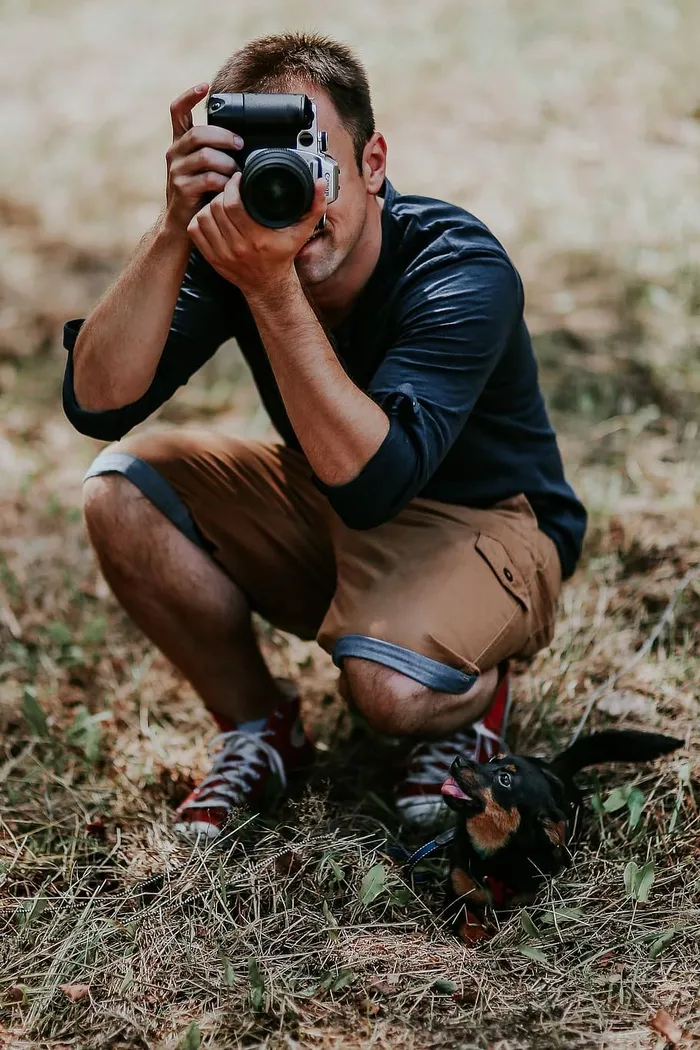摄影师为一位美丽的年轻女子拍照
