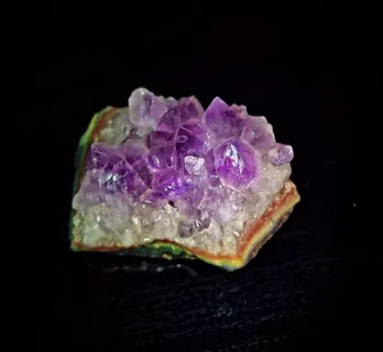 紫色、白色、晶洞、黑色、表面、紫水晶、德鲁兹、石英 紫色、白色、晶洞、黑色、表面、紫水晶、德鲁兹、石英