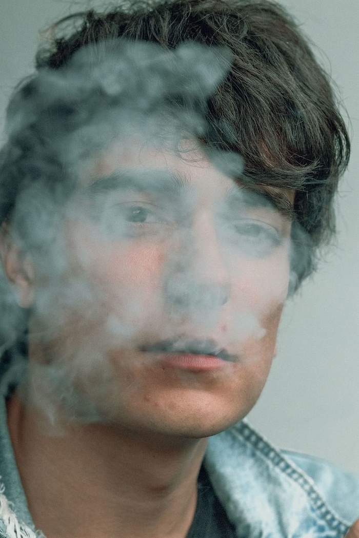 烟雾笼罩着男人的脸