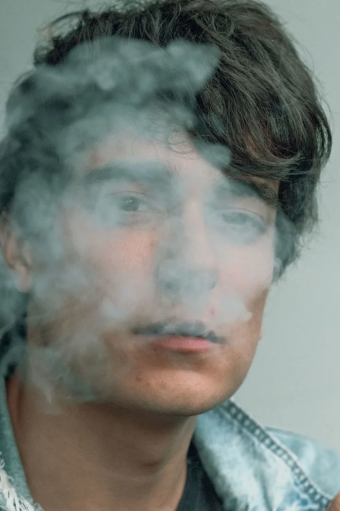 烟雾笼罩着男人的脸