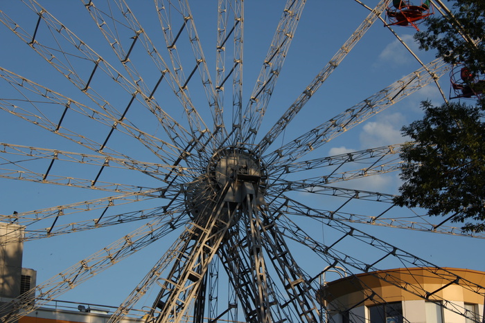 low，angle view，ferris，wheel，灰色，黑色，金属，faireswheel