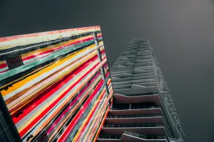 灰色高层建筑的低角度摄影
