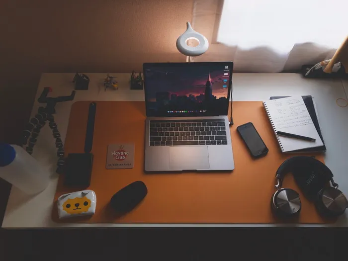 黑色智能手机和笔记本电脑旁的MacBook Pro