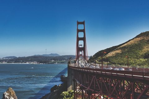 白天靠近山的棕色混凝土桥