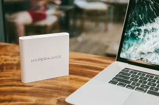 MacBook Pro旁边的白色超级果汁