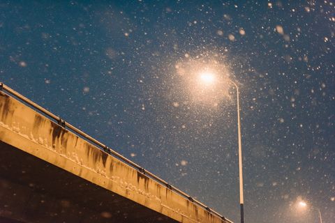 灯柱在桥附近打开