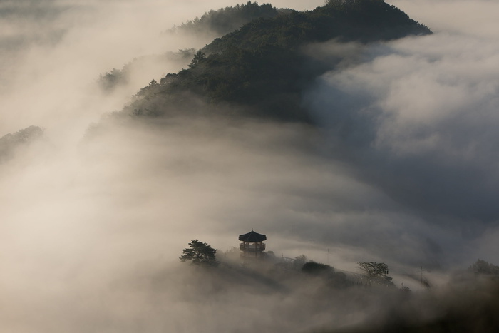 山海，云，白天，爬山，木头，木桶，云，山