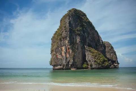 在泰国南部克拉比的热带弗拉南海滩拍摄的风景照片 在泰国南部克拉比的热带弗拉南海滩拍摄的风景照片