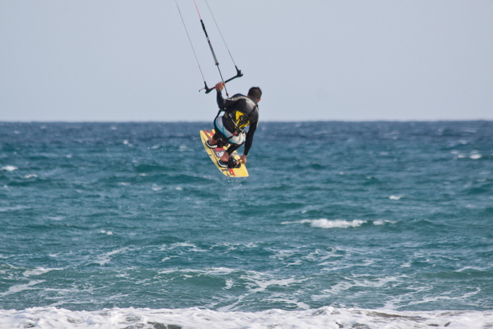 男子做水上滑板，风筝冲浪，风筝冲浪，风筝，风筝冲浪，在，海，天空