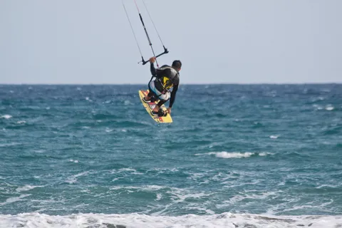 男子做水上滑板，风筝冲浪，风筝冲浪，风筝，风筝冲浪，在，海，天空