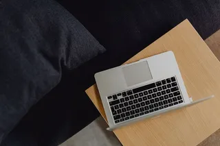 在家中或工作室安装MacBook电脑的时尚工作区