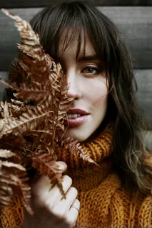 拿着干树叶的女人