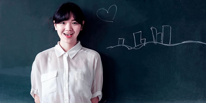 女人站在绿色混凝土墙后面