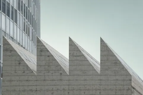 灰色混凝土结构,建筑,办公楼,建筑,三角形,城市,城镇,城市 灰色混凝土结构,建筑,办公楼,建筑,三角形,城市,城镇,城市