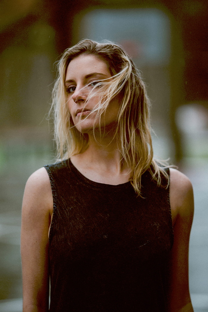 人物，女士，女孩，女士，金发，头发，一个人，聚焦前景